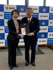 桜井市内の新小学1年生に贈るタブレットケースの贈呈式　