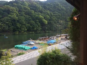 部屋から保津川を望む