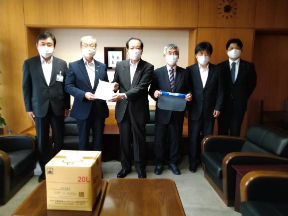 8月6日（木）八幡市へフェィスシールド、消毒液を寄付