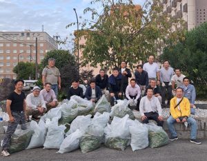 近鉄新大宮駅前北側ロータリー公園整備事業その後の清掃