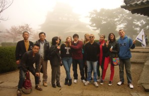 バックに松江城が・・霧で見えませんネ。