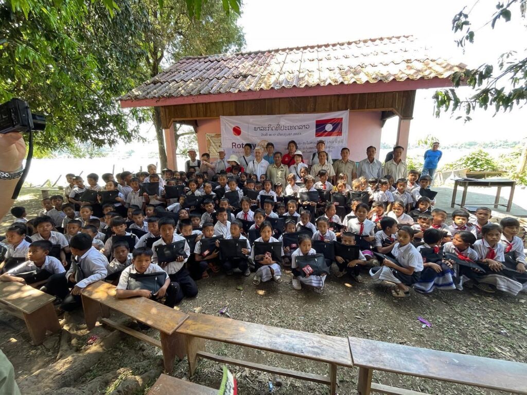 ラオス・パクセー小学校教育物資支援事業＋住血吸虫撲滅ミッションを実施