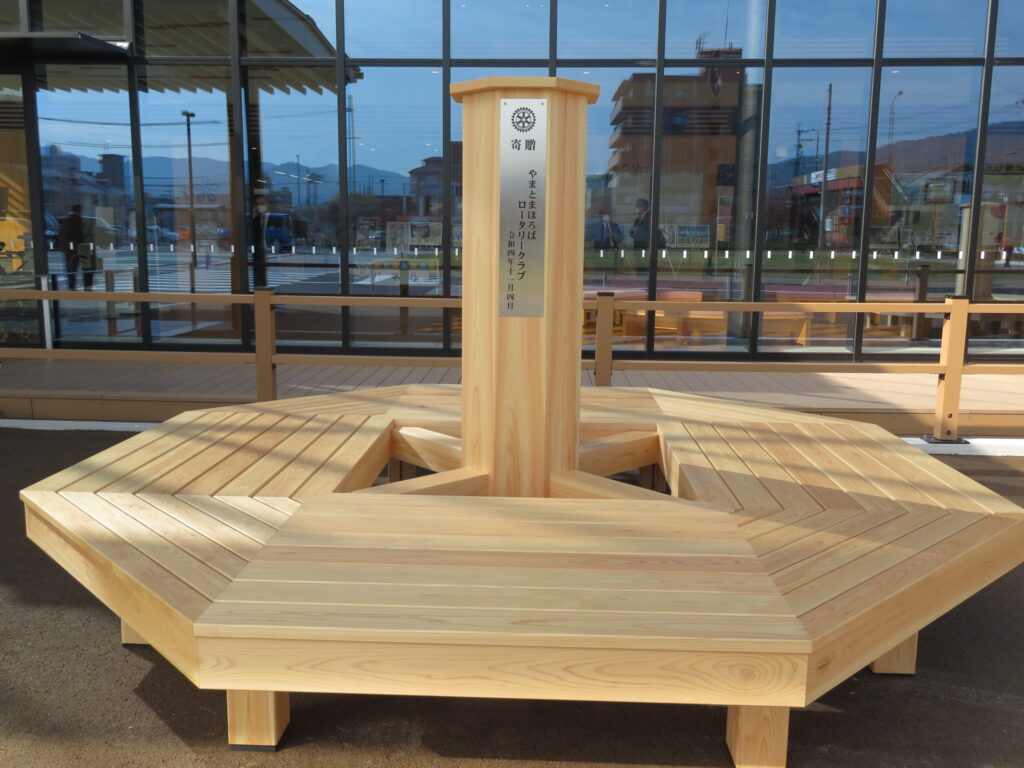 桜井市新庁舎に大型8角形ベンチ2台寄贈