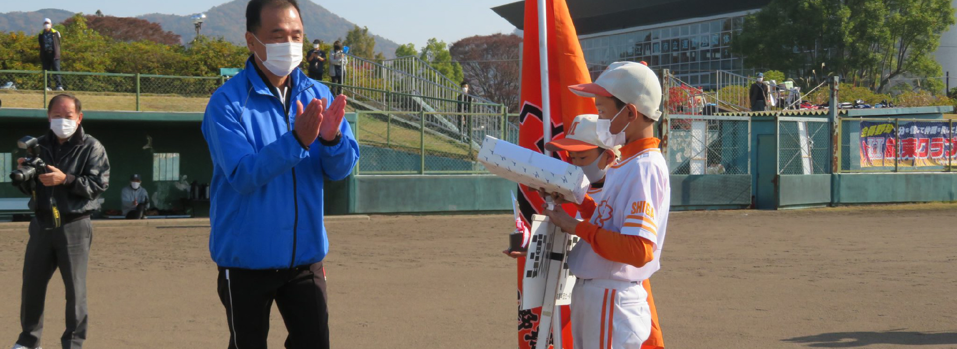 ロータリークラブの活動分野　国際関係を培いながら、人々の暮らしを支援しています。より平和な世界を築くために。