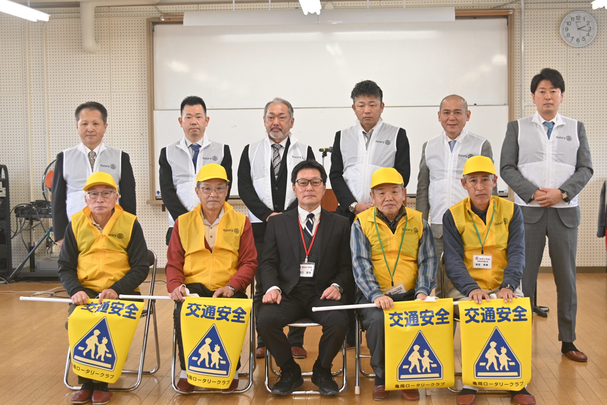 子ども安全見守り隊の方々の安全を見守る活動　　～　こころの笑顔をつなぐ　～