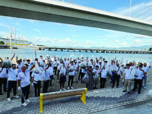 青森港清掃活動（青森ロータリークラブ共同事業）