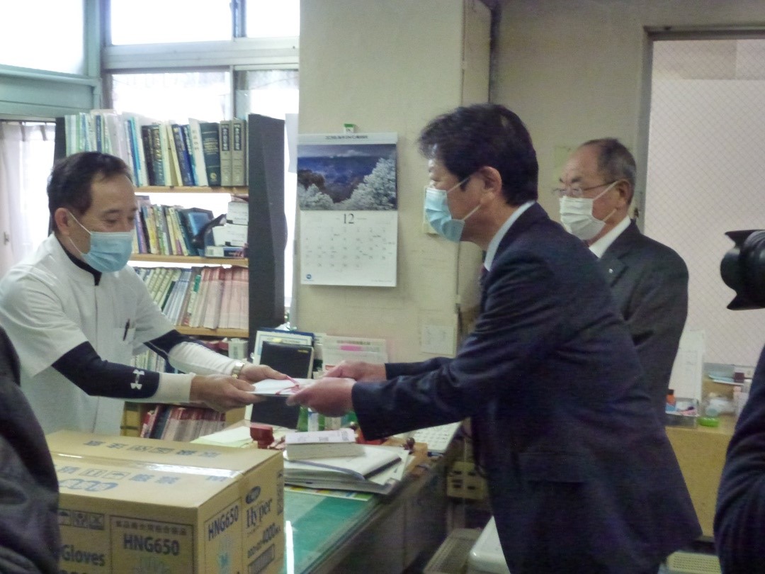 ６万枚のゴム手袋を寄贈