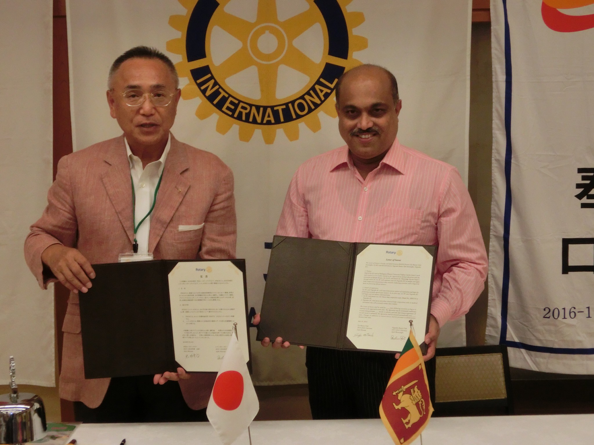 ニゴンボロータリークラブとの調印式