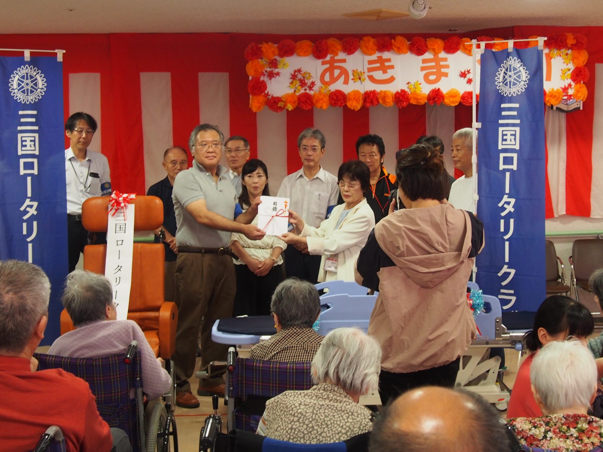 介護施設への慰問と入浴用ストレッチャーおよび車椅子の寄贈