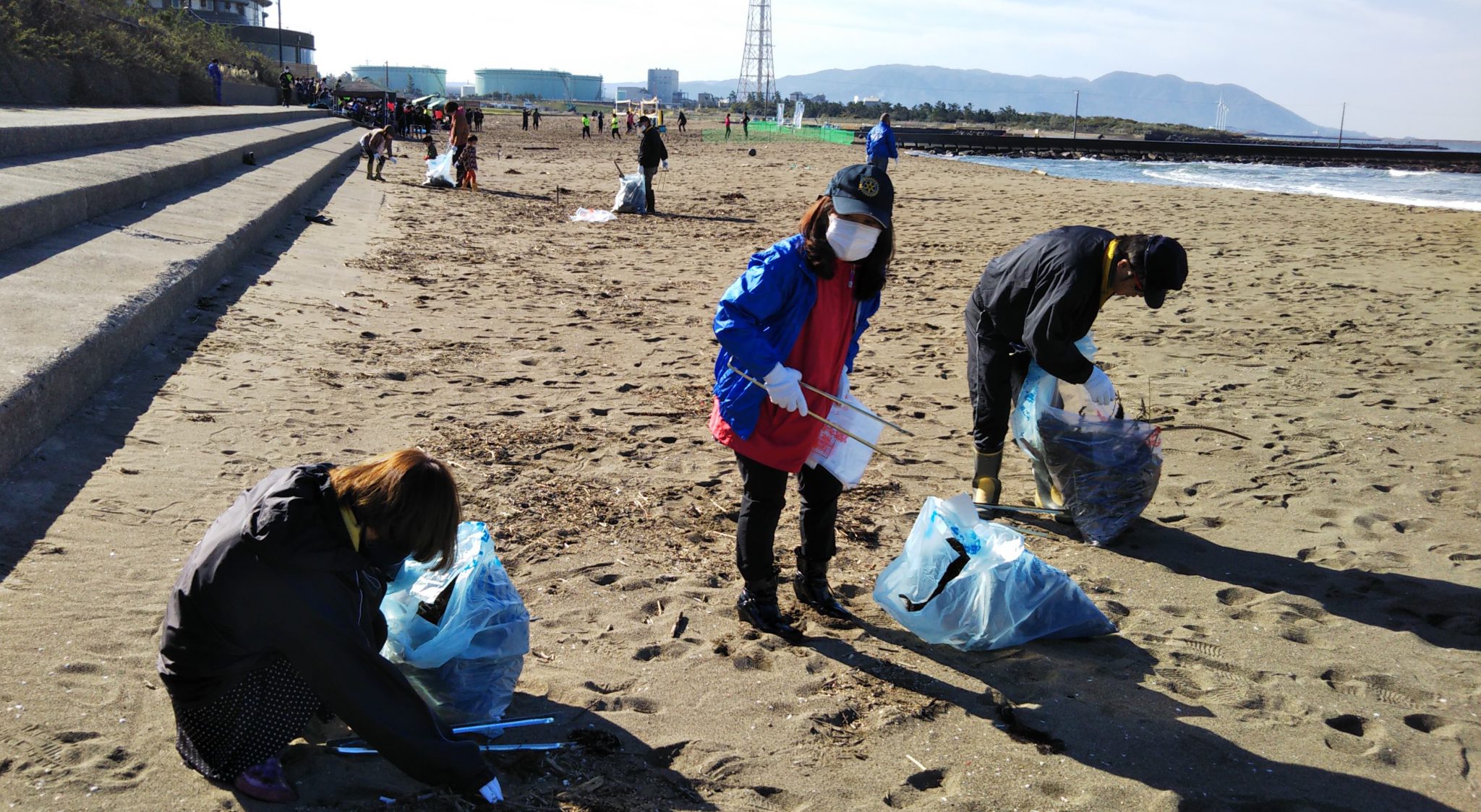ロータリー奉仕デー　三国サンセットビーチ清掃活動