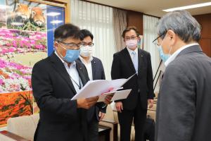 鯖江市にコロナ感染症対策としてアルコール消毒液を寄贈しました～鯖江RC～