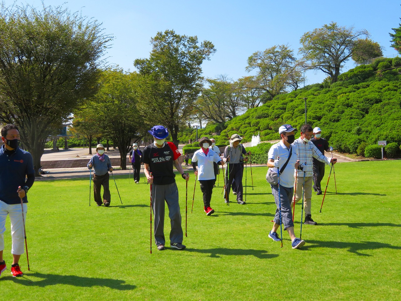 コロナに負けない健康づくり「ノルディックウォーク体験」を行いました～鯖江ロータリークラブ～