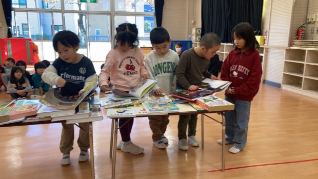 保育園、幼稚園に絵本寄贈