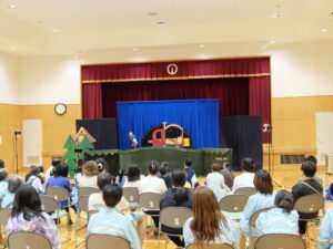 子ども達の笑顔を繋げる人形劇公演と食堂ネットワークへの食材支援