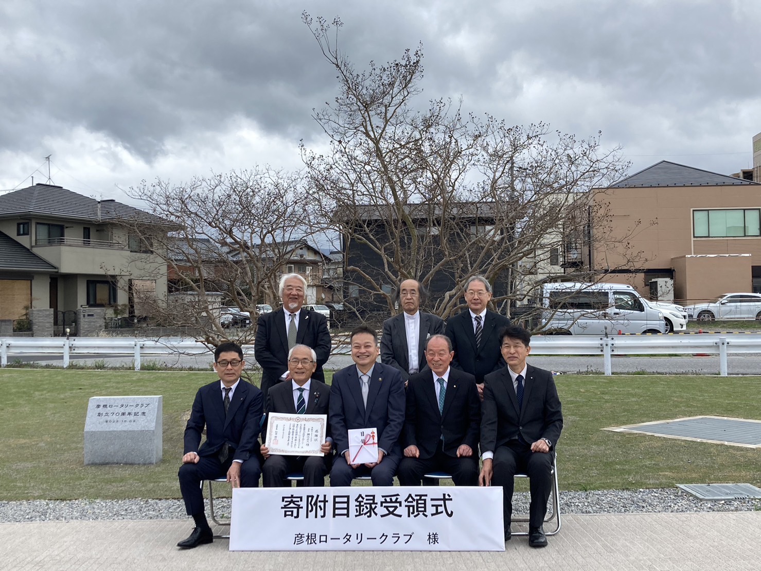 【彦根ＲＣ創立７０周年記念事業】プロシード・アリーナHIKONEへ百日紅贈呈