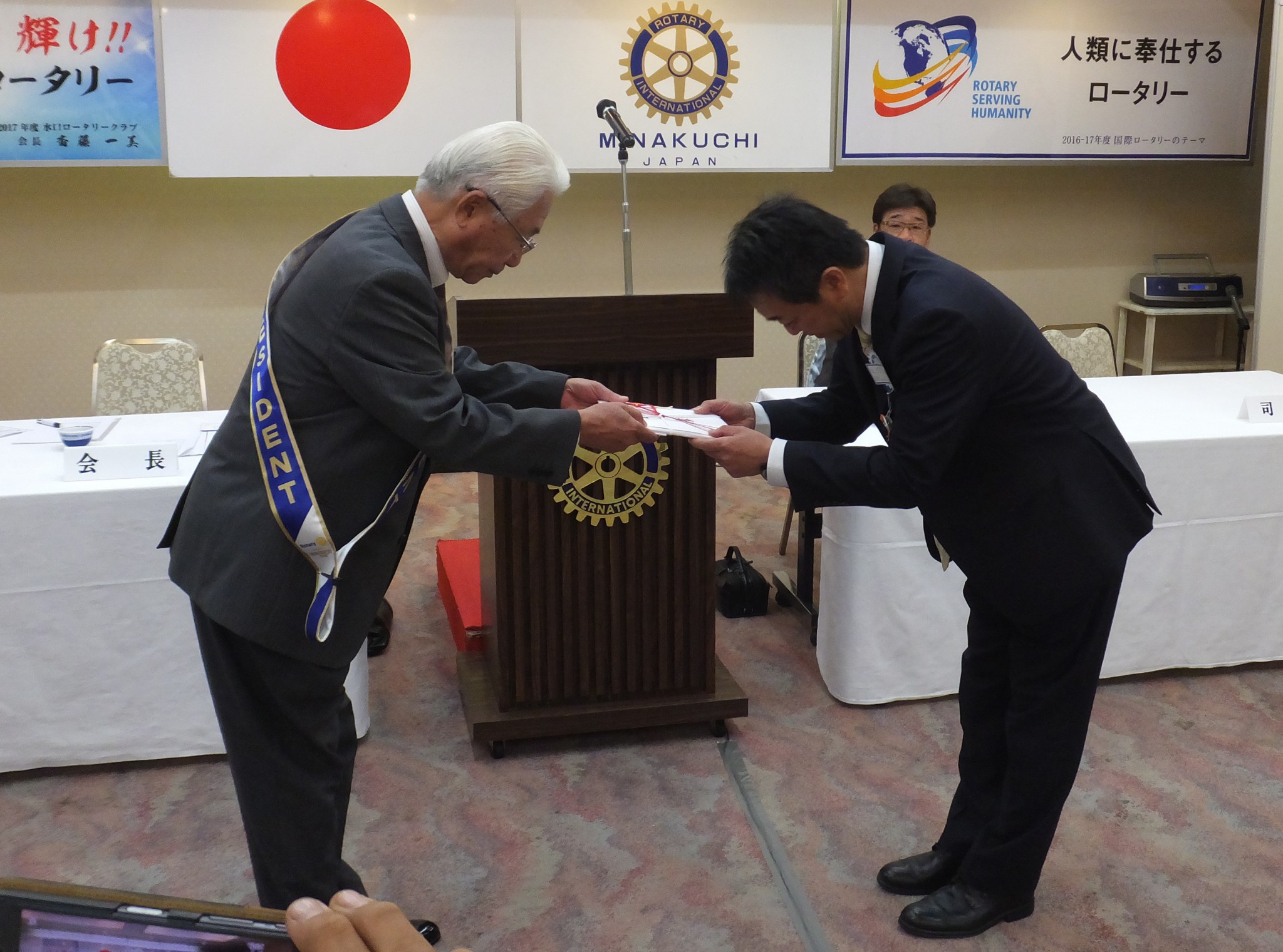 甲賀市内6中学校へ図書カード贈呈