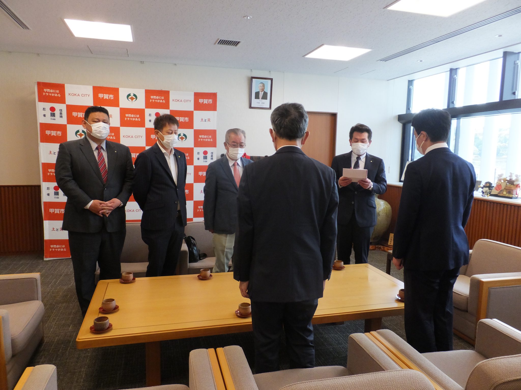 甲賀市内6中学校へ図書カードを贈呈（2020年4月28日）